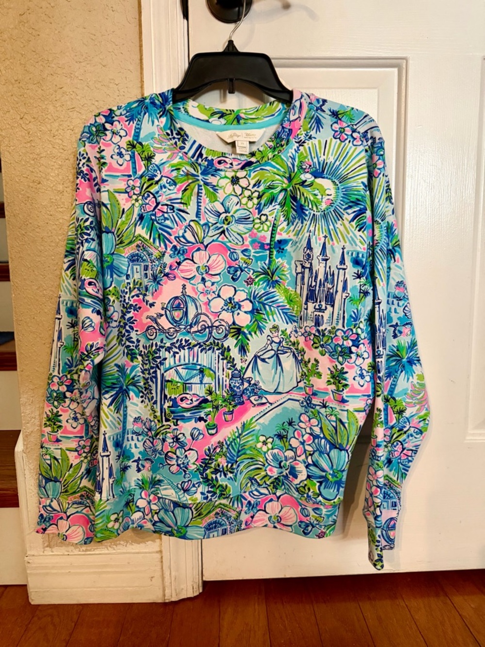 Lilly Pulitzer Disney pullover SZ M. Like new -worn 3x. Excellent cond. Firm $50